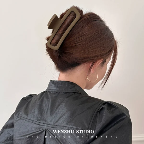 FA819 New Grab Large Hair Shark Clip - Image 3